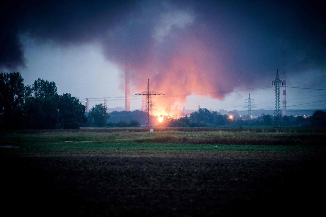 Une explosion a provoqué un spectaculaire incendie dans la raffinerie Bayernoil, près de la ville d’Ingolstadt, dans le sud de l’Allemagne.