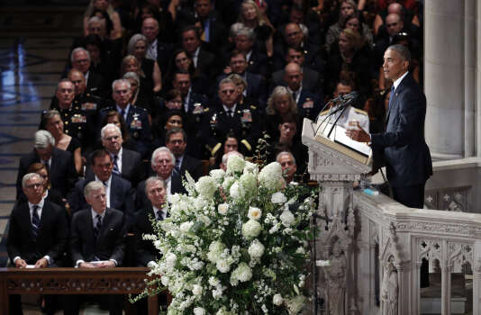 Lâ€™ancien prÃ©sident amÃ©ricain Barack Obama rend hommage Ã  son adversaire de 2008, le sÃ©nateur John McCain, lors de la cÃ©rÃ©monie dâ€™hommage Ã  la cathÃ©drale nationale de Washington, le 1er septembre.