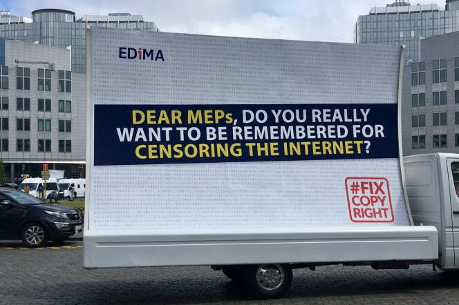 Campagne antidirective copyright, devant le Parlement de Bruxelles : « Parlementaires : voulez-vous qu’on se souvienne de vous comme ayant censuré Internet? »
