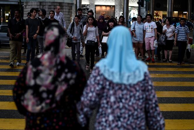 Les deux femmes avaient été arrêtées en avril après avoir été découvertes dans une voiture sur une place publique de l’Etat très conservateur de Terengganu, dans le nord du pays. Elles avaient plaidé coupable d’atteinte à une loi de l’islam et été condamnées à six coups de bâton et une amende de 3 300 ringgits (690 euros).