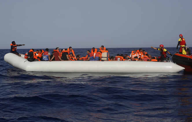 Un navire de l’ONG Open Arms porte secours à des migrants, au large de la Libye, le 30 juin.