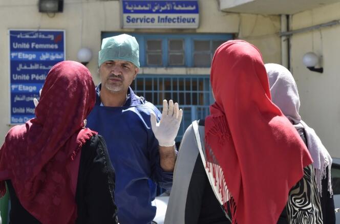 « Sur les réseaux sociaux, les photos d’immondices non ramassées dans les cours d’immeubles ou les rues ont fleuri » (A l’hôpital de Boufarik, en Algérie, le 28 août).