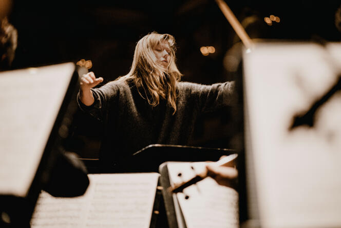 Barbara Hannigan chantant et dirigeant l’orchestre LUDWIG au Concertgebouw d’Amsterdam, en décembre 2017.