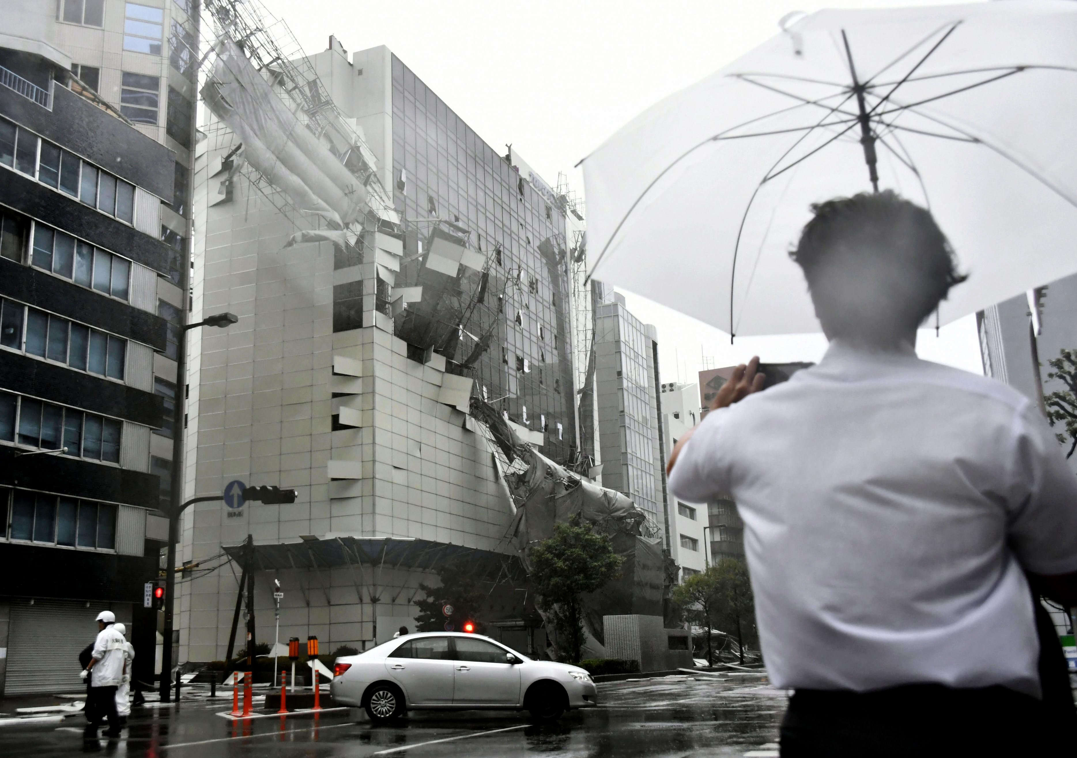 L’échafaudage d’un bâtiment en cours de démolition s’effondre, à Osaka, dans l’ouest du pays, mardi 4 septembre.