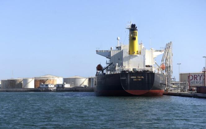 Un navire pétrolier dans le port de Dakar, en mars 2018.