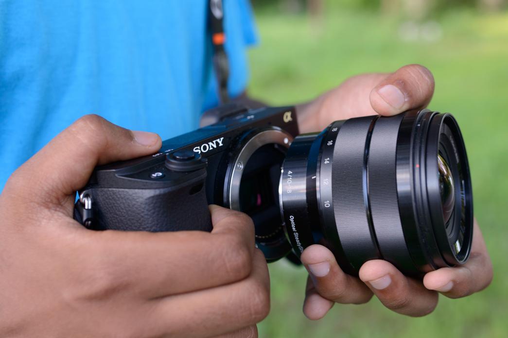 Un appareil photo Sony posé sur une table photo – Photo Équipement de