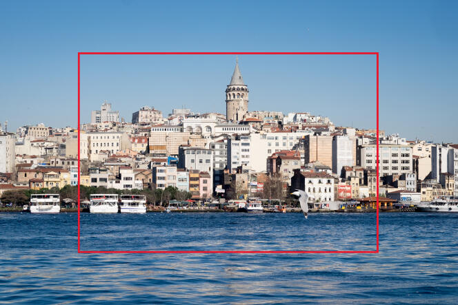 Si l’on utilise un objectif donné sur un appareil photo APS-C, on obtiendra un angle de vue plus étroit de la scène (indiqué en rouge) qu’avec un appareil plein-format.