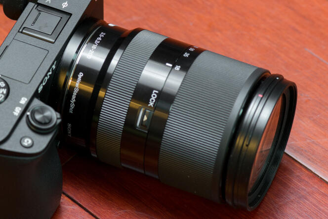 Le Sony E 18-200mm f/3.5-6.3 OSS LE propose une grande plage de zoom dans un boîtier plutôt compact.