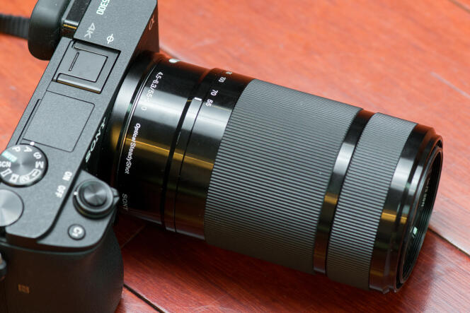 Un téléobjectif zoom comme le Sony 55-210mm f/4.5-6.3 est plus encombrant mais permet de cadrer des sujets éloignés.