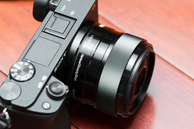Le Sony E 35mm f/1.8 OSS est une focale fixe avec une distance focale standard qui offrira un meilleur piqué et fonctionnera mieux en basse lumière que votre objectif de kit.