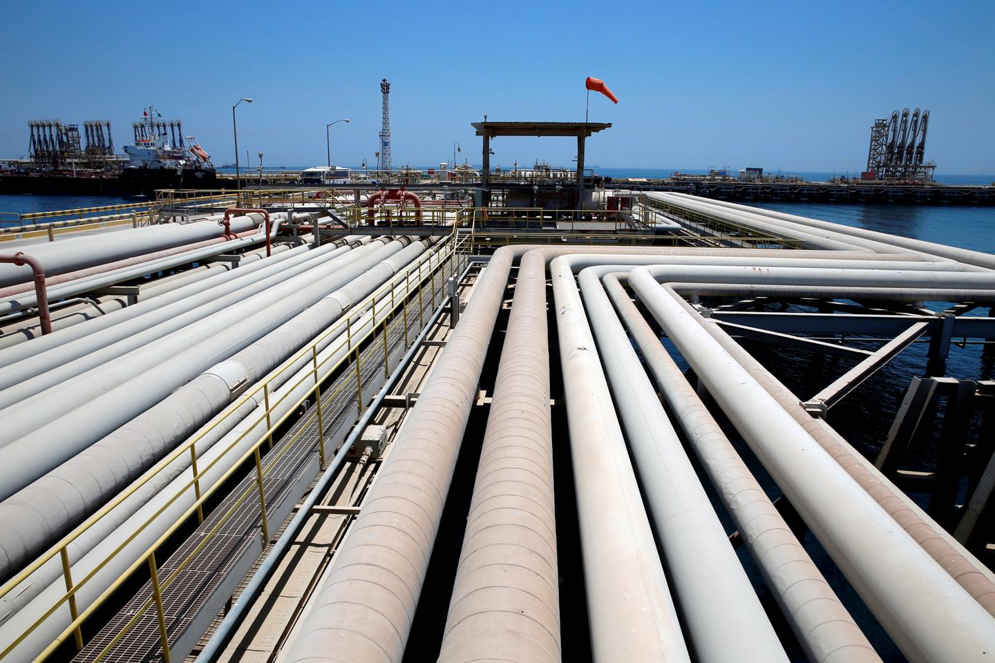 Arabia Saudita extiende el recorte de producción en un intento por sostener los precios