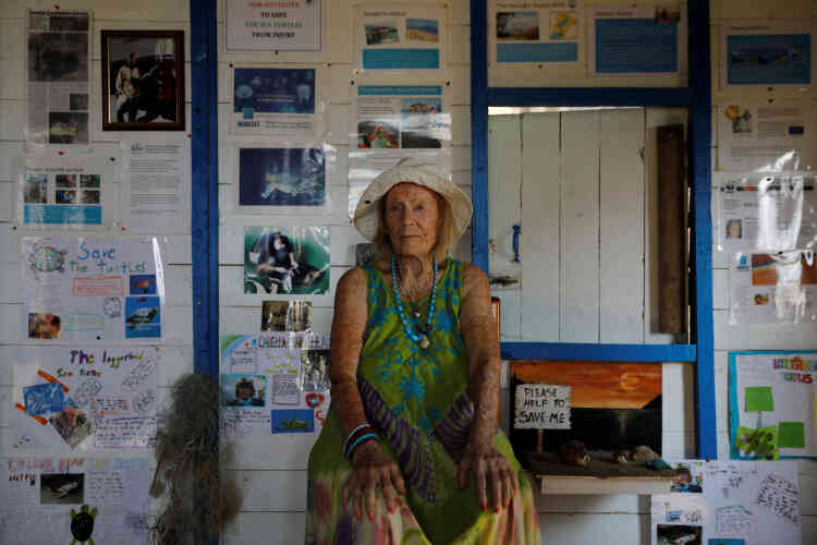 June Haimoff, aussi appelée Captain June, dans sa cabane sur la plage d’Iztuzu près de Dalyan en Turquie le 1er août. «Quand j’ai vu pour la première fois une tortue de mer en train de pondre, j’ai regardé sans bouger. J’en pleurai. À partir de ce jour, j’ai commencé à collecter toutes sortes d’informations à leur sujet.»