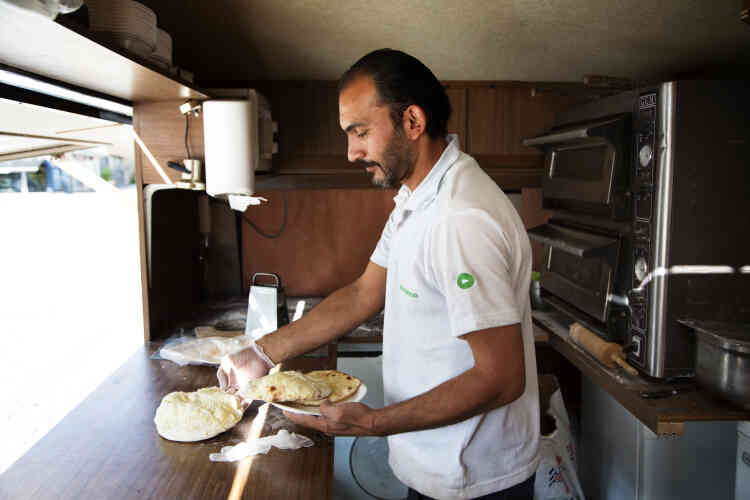 Arrivé début 2015 en Suède, Hatem Massijeh, qui travaillait comme cuistot en Syrie, s’est fait embaucher dans des restaurants à Malmö. Dés qu’il a eu assez d’argent, il s’est acheté une caravane, qu’il a installé sur la place centrale de Ronneby, où il vend des falafels.