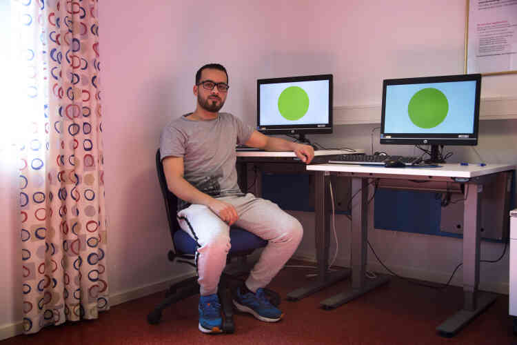 Zacharia  Almubarak, 23 ans, arrivé de Syrie en 2015, a participé au « programme d’établissement » géré par l’agence de l’emploi. Le 17 août, il a signé son contrat pour un emploi aidé de manutentionnaire dans l’usine de Ronneby du spécialiste francais du revêtement de sol, Tarkett.