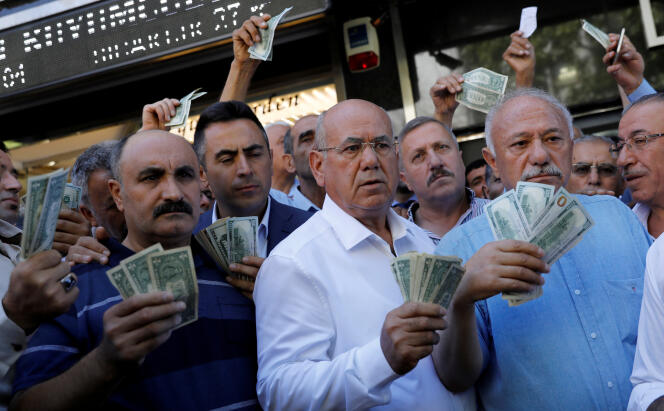 Devant un bureau de change, à Ankara (Turquie), le 14  août.