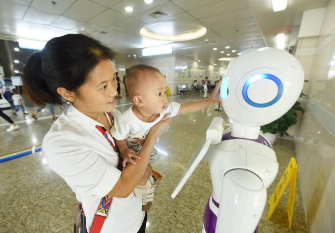 En Chine, un robot oriente les patients à l’hôpital de Hangzhou.