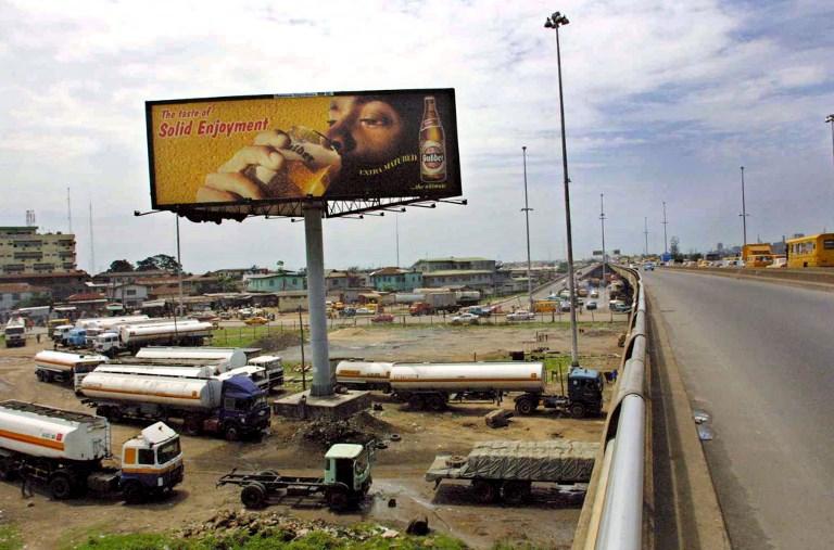 PIUS UTOMI EKPEI / AFP Publicité pour une bière produite par une filiale de Heineken à Lagos, au Nigeria, en 2002.
