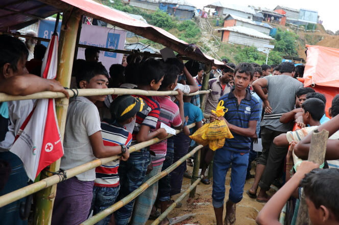 Distribution de nourriture dans un camp de réfugiés Rohingya, à Cox’s Bazar (Bangladesh), le 23 août.