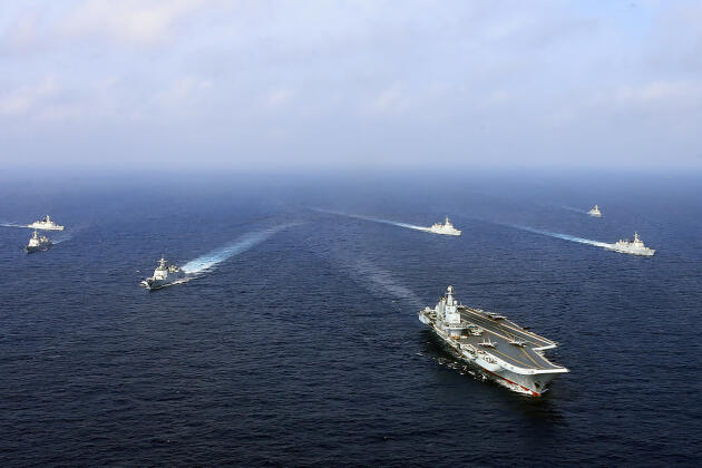 Le porte-avions chinois « Liaoning », entouré d’autres navires militaires, en mer de Chine orientale, en avril 2018.