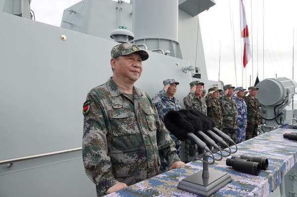 Le président Xi Jinping passe en revue des troupes de la marine chinoise en mer de Chine méridionale, le 12 avril 2018.