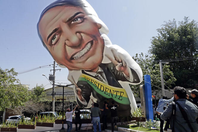 Les sympathisants de Jair Bolsonaro, devant l’hôpital de Sao Paulo où il a été admis, le 6 septembre.