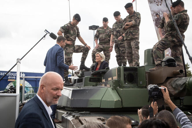 La présidente du Rassemblement national (RN), Marine Le Pen, à la foire agricole de Châlons-en-Champagne, dans la Marne, le 7 septembre.