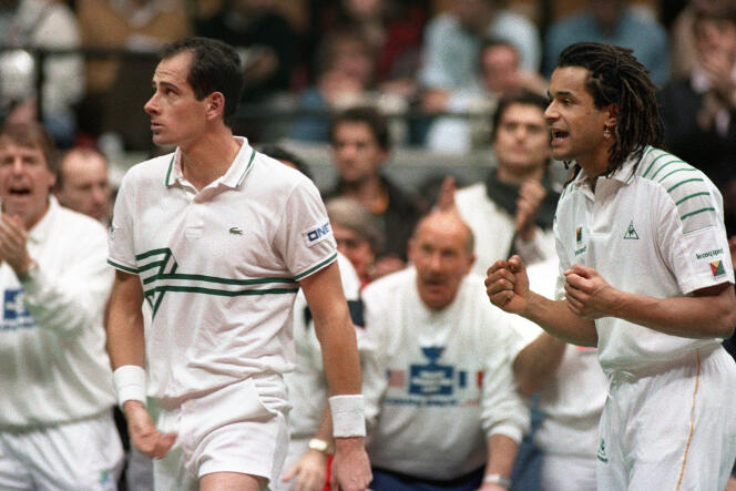 Yannick Noah encourage Guy Forget lors de la finale de Coupe Davis face aux Etats-Unis, le 1er décembre 1991 à Lyon.