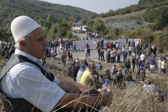 Des Albanais empêchent le passage du convoi du premier ministre serbe, près de Banje, au Kosovo, le 9 septembre.
