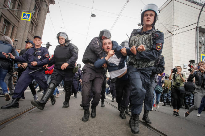 Arrestation d’un manifestant contre la réforme des retraites, à Saint-Pétersbourg (Russie), le 9 septembre.