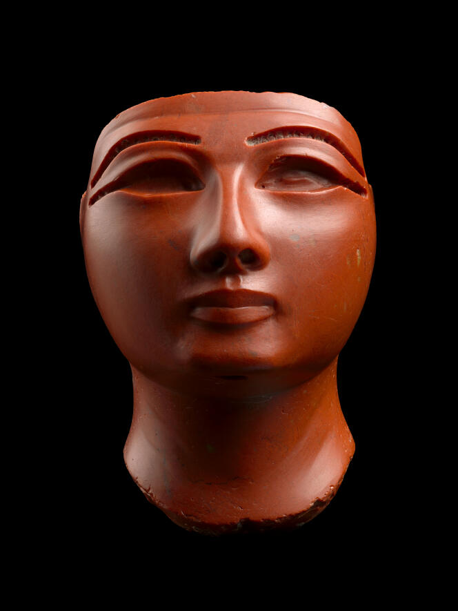 Petite tête de pharaon en jaspe rouge, Egypte, Nouvel Empire (vers 1475-1450 av. J.-C.).