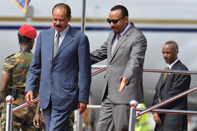 Le président érythréen, Isaias Afwerki (à gauche), est accueilli par le premier ministre éthiopien, Abiy Ahmed, à l’aéroport d’Addis-Abeba, le 14 juillet 2018.