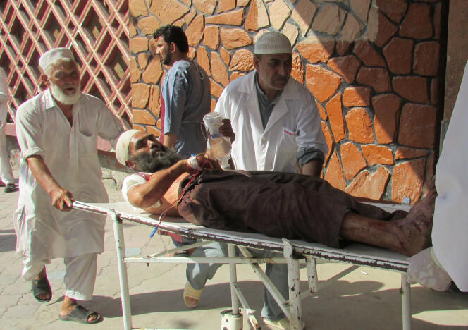 Un blessé de l’attentat dans la province du Nangahar est amené à l’hôpital, le 11 septembre 2018.