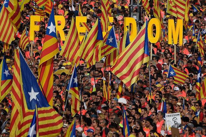 À 17 h 14 précises, en commémoration de la prise de Barcelone le 11 septembre 1714 par les troupes du roi Felipe V qui supprima l’autonomie de la région, les manifestants ont levé une marée de drapeaux séparatistes et clamé « Indépendance ! » sur six kilomètres de l’avenue Diagonal.
