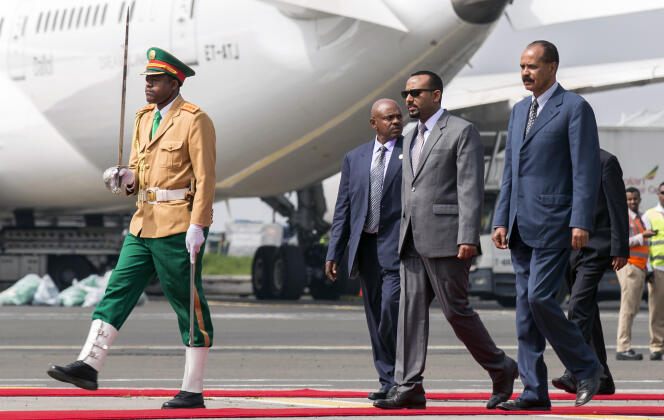 Le président de l’Erythrée, Isaias Afwerki (à droite), accueilli le 14 juillet 2018 par le premier ministre de l’Ethiopie,  Abiy Ahmed, pour sa première visite à Addis-Abeba depuis vingt-deux ans.