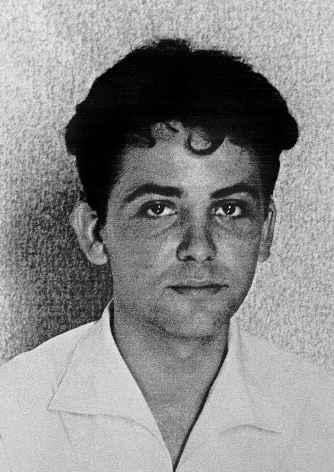 Maurice Audin (photo non datée), assistant de mathématiques à la faculté d’Alger et membre du Parti communiste algérien, disparut après son arrestation, probablement par des parachutistes du général Jacques Massu, le 11 juin 1957, pendant la bataille d’Alger.