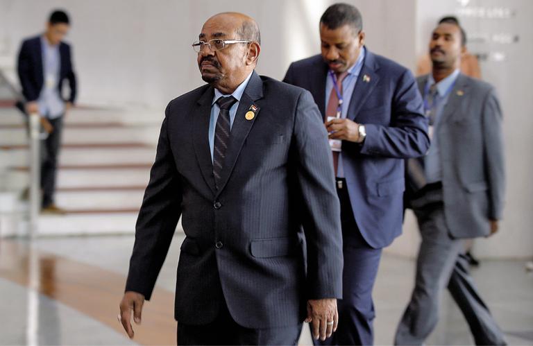 Omar Al-Bachir, président du Soudan depuis 1989, est sous le coup d’un mandat d’arrêt lancé par la CPI pour génocide, crimes contre l’humanité et crimes de guerre au Darfour.