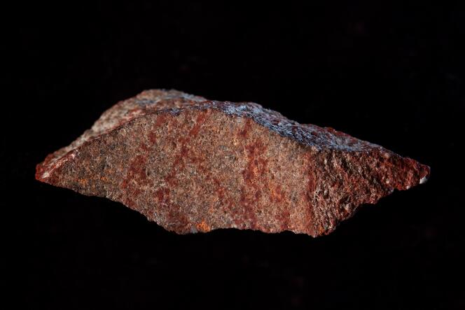 Dessin à l’ocre sur un fragment de silcrète, vieux de 73 000 ans, retrouvé dans la grotte de Blombos (Afrique du Sud).
