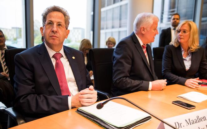 Hans-Georg Maassen (αριστερά), τότε πρόεδρος της εσωτερικής υπηρεσίας πληροφοριών της Γερμανίας, και πρώην υπουργός Εσωτερικών της Γερμανίας Horst Seehofer, στις 12 Σεπτεμβρίου 2018, στο Βερολίνο.