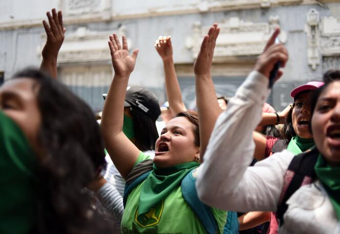 Des étudiants participent à une manifestation, devant le Congrès de la République du Guatemala, le 11 septembre 2018, pour dénoncer la politique du gouvernement vis-à-vis de la Commission internationale contre l’impunité (Cigig).