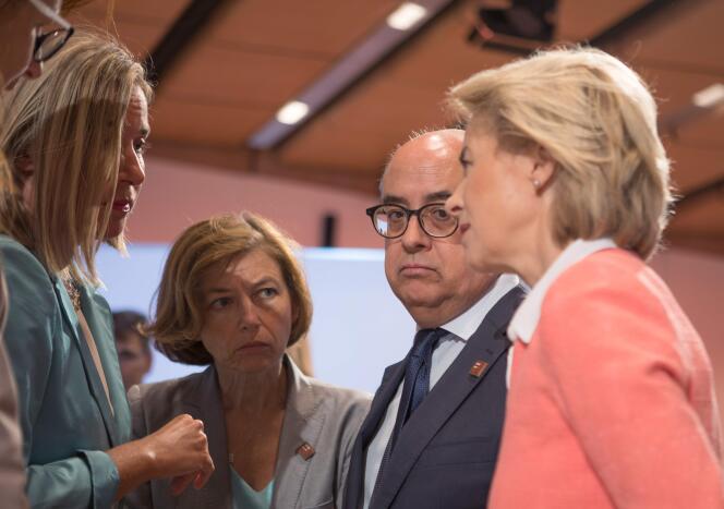 De gauche à droite, Federica Mogherini, chef de la diplomatie européenne, Florence Parly, ministre française de la défense, ses homologues portugais José Alberto Azeredo Lopes et allemande Ursula von der Leyen, le 30 août à Vienne.