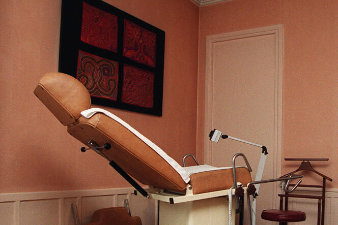 Cabinet médical d’un gynécologue, en 2001.