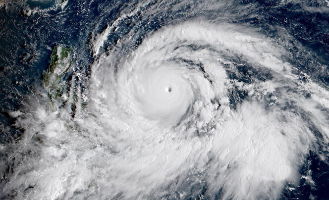 Le typhon Mangkhut progresse dans l’océan Pacifique.