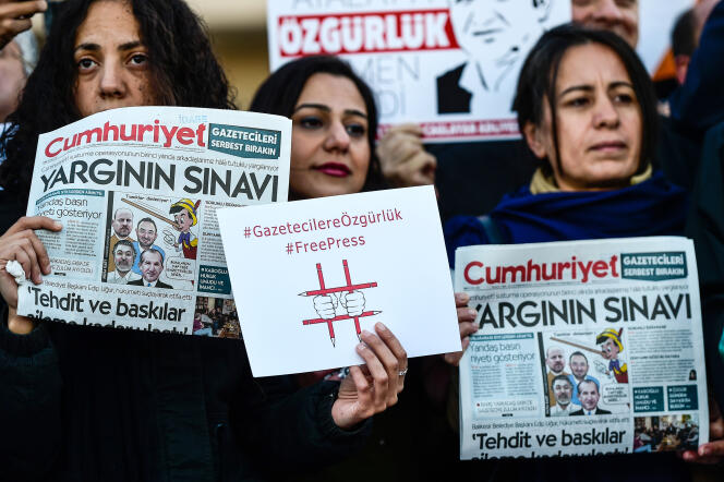 Manifestation pour demander la libération des journalistes du quotidien turc « Cumhuriyet », à Istanbul, en octobre 2017.