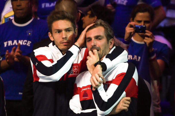L’émotion de Nicolas Mahut et Julien Benneteau lors des hymnes précédant la finale de Coupe Davis, en 2017.