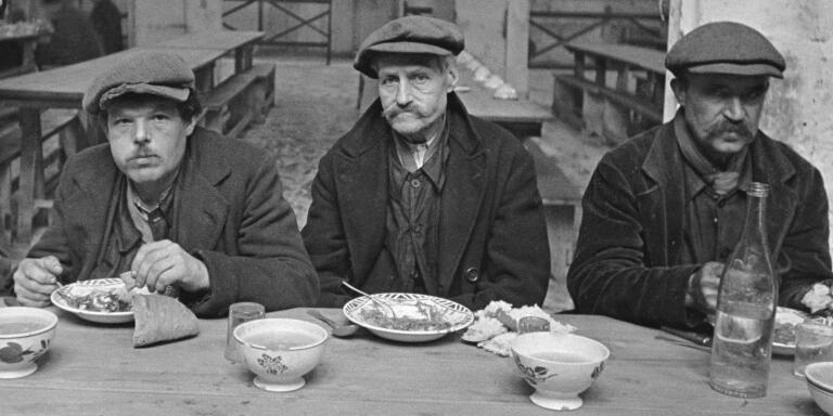 France / Crise économique 1930–36 / Chômage.

Soupe populaire municipale pour chômeurs dans l’église de Rouen (
Seine-Maritime) : hommes prenant un repas.

Photo, 1932, d’Alfred Eisenstaedt (1898–1995).
