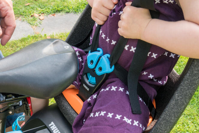La boucle du Yepp Nexxt Maxi de chez Thule utilise un système de levier et des aimants pour garder les enfants bien attachés en toute sécurité.