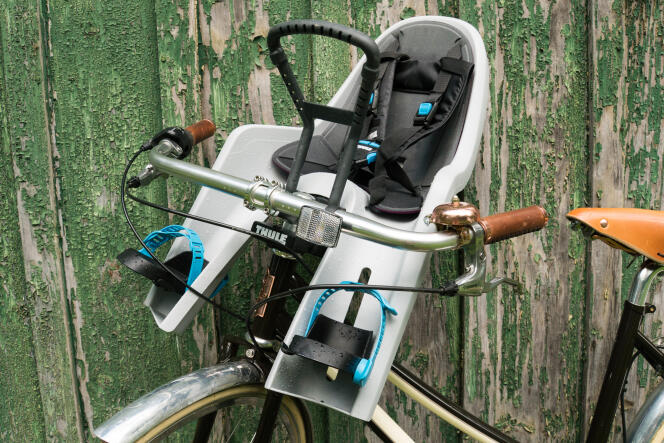 La poignée rapide à ouvrir du RideAlong Mini de chez Thule permet de passer facilement d’un vélo à un autre.
