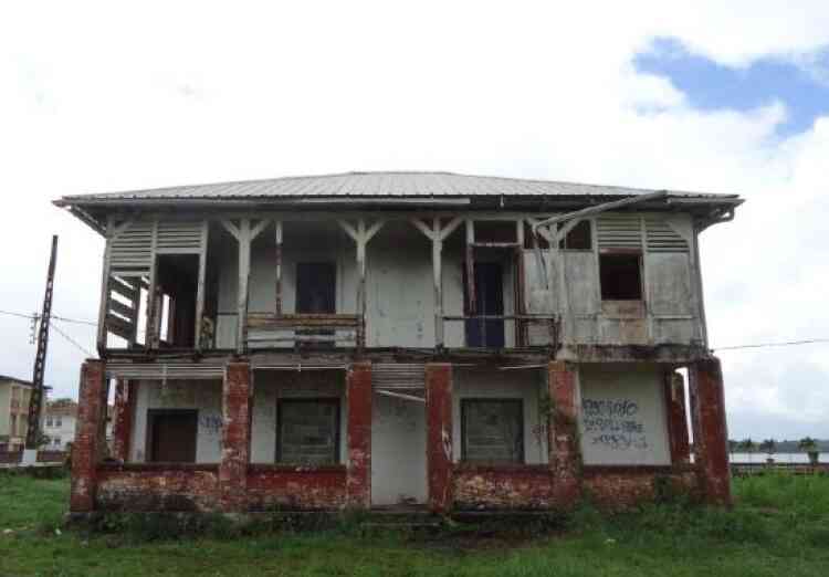 La Maison du receveur des douanes à Saint-Laurent-du-Maroni, en Guyane. L’ensemble de la maison est dans un état de dégradation avancée, l’étage de la maison ayant été partiellement incendié.