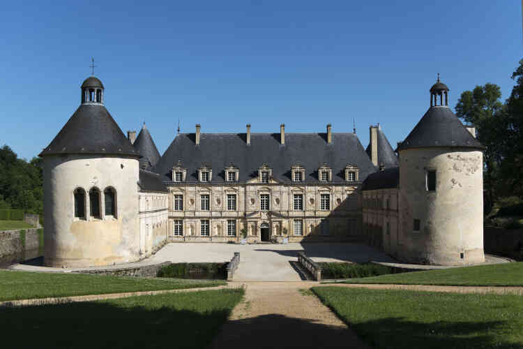 Le château de Bussy-Rabutin à Bussy-le-Grand, en Côte-d’Or. Le plus célèbre propriétaire des lieux fut le comte Roger de Bussy-Rabutin (1618-1693), général des armées royales du roi Louis XIV, courtisan de la cour de France, philosophe et écrivain épistolaire, pamphlétaire, satirique et libertin, par ailleurs membre de l’Académie française.