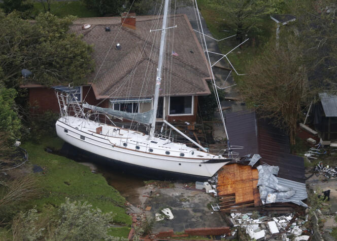 A New Bern, en Caroline du Nord, un voilier a été projeté contre une maison lors du passage de Florence, le 15 septembre.